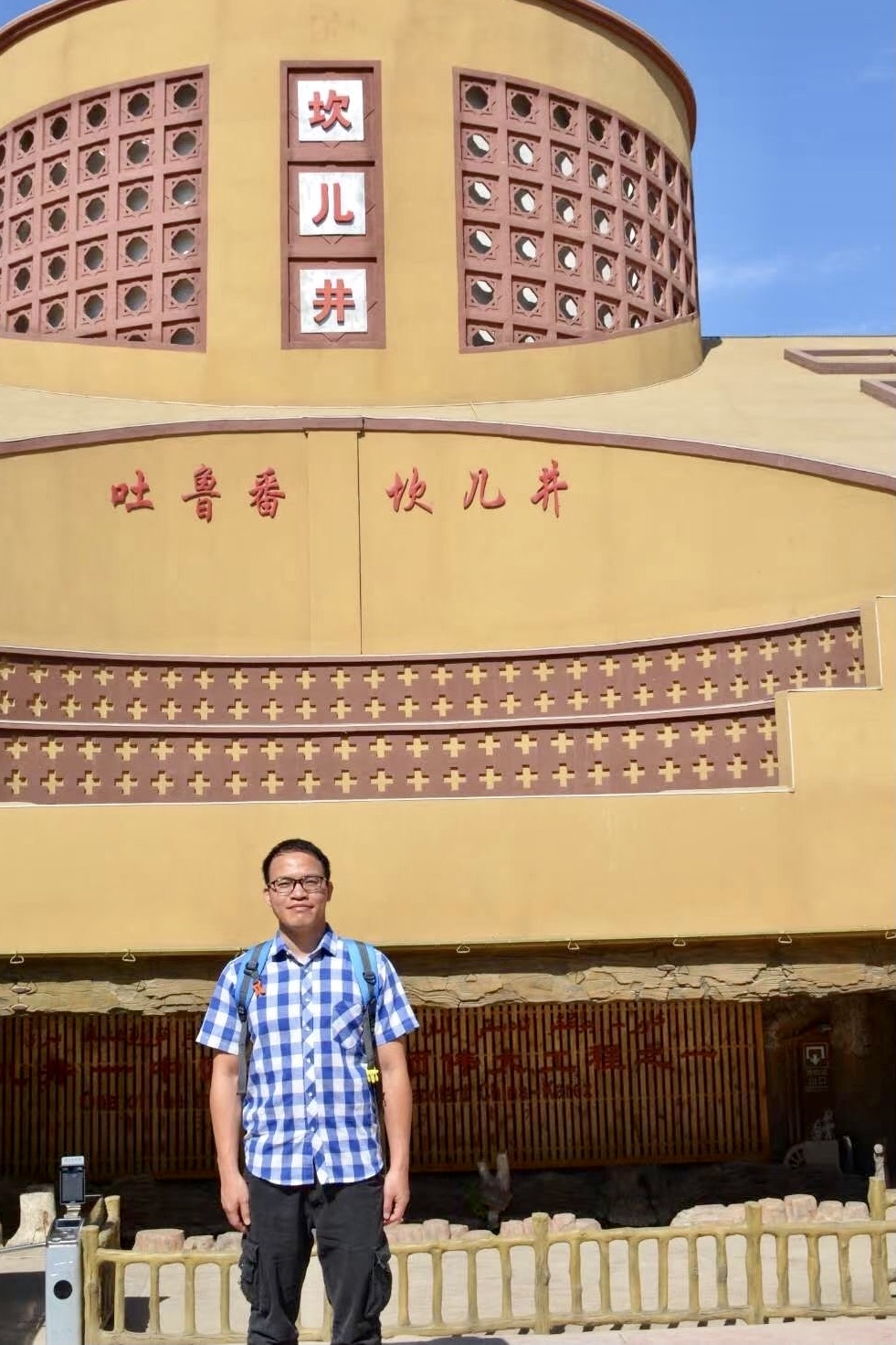 开往乌鲁木齐的列车上，成都90后中医学生跪地按穴半小时救人